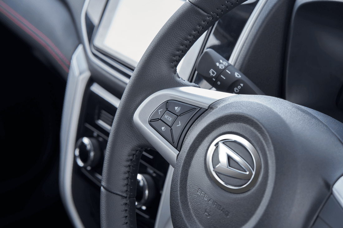 Interior_Detail_Steering Wheel_Audio Button (1).jpg